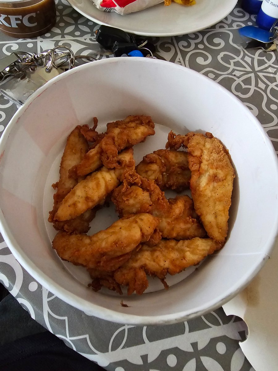 PeskyEscley's tweet photo. @KFC_UKI Are mini fillets now just nuggets?? You guys take shrinkflation to the next level. That's supposed to be 8 mini fillets 😂. Ordered 4 buckets and all the same. https://t.co/xClbEKAFhw