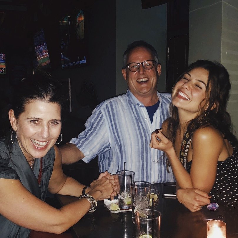 as 𝗗𝗮𝗻𝗶𝗲 ; ✧
𝟫𝟧’𝗌 𝗀𝗋𝗅 𝖽𝖺𝗂𝗅𝗒
⠀ 𝘁𝗶𝗺𝗲 𝘄𝗶𝘁𝗵 𝘁𝗵𝗲𝗺 💗
📍 𝗅𝗈𝗌 𝖺𝗇𝗀𝖾𝗅𝖾𝗌

Siempre es reconfortante pasar tiempo con mi familia: mis padres, me llenan de mucha energía y claridad. Ayer salimos a cenar juntos. 🥂