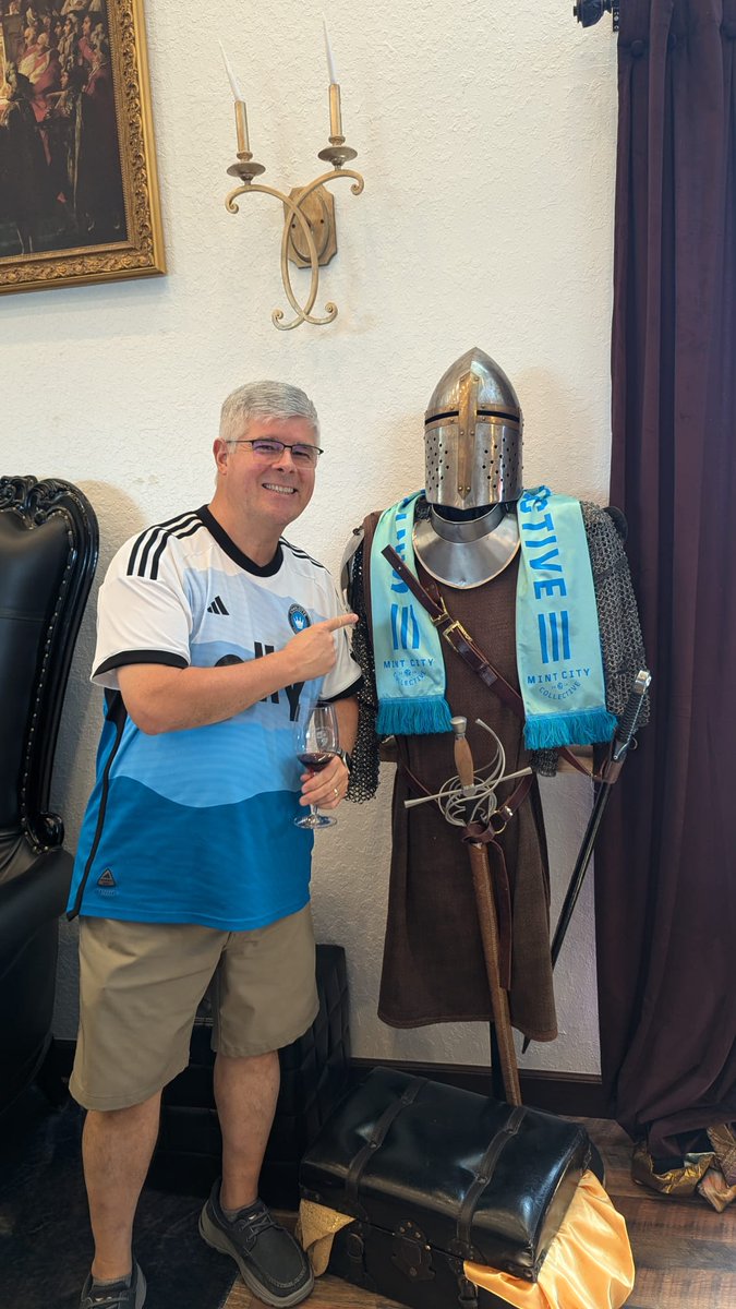 RichardRClark's tweet photo. Bumped into Sir Torchy while touring the Texas wine country to prepare for The Crown's Texas takeover. @CharlotteFC @MintCityColl #ForTheCrown https://t.co/AmsS8owVLS