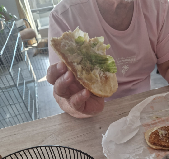 StHouVastNL's tweet photo. Schandalig @BurgerKingNL #Zoetermeer
Doen we voor één keer bij jullie 3 menu's bestellen, krijgen we koude oude patat, koud en de kaas en bacon moest je met een vergrootglas zoeken.
De sla op de #longchicken was verlept, het was lauw, te doen maar lauw. En dat alles voor het bedrag van wel € 45,-
Bezorging duurde 2x zo lang als gepland, 40 minuten.
Dien je een klacht in bij #thuisbezorgd krijg je als antwoord 'vervelend'. Meer niet.
Bel je de locatie van de #burgerking , wordt niet opgenomen.
Maar Ik weet het goed gemaakt 😊
Geef mij een paar #tegoedbonnen voor kindermenu's.
Kan ik die aan kinderen geven die nooit eens geld hebben om een #kindermenu te komen eten bij jullie op locatie omdat hun ouders daar geen geld voor hebben.
Kunnen we het zo weer goedmaken? Want serieus, zo ga je toch niet met je klanten om? Dat moet wel een vergissing zijn geweest
#TwitterHelpt
