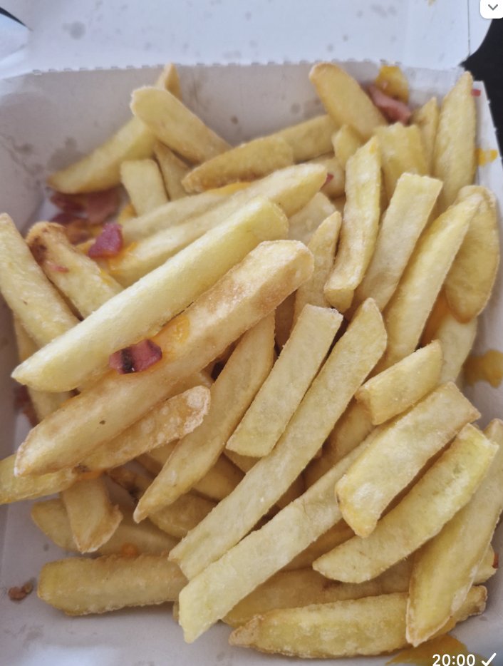 StHouVastNL's tweet photo. Schandalig @BurgerKingNL #Zoetermeer
Doen we voor één keer bij jullie 3 menu's bestellen, krijgen we koude oude patat, koud en de kaas en bacon moest je met een vergrootglas zoeken.
De sla op de #longchicken was verlept, het was lauw, te doen maar lauw. En dat alles voor het bedrag van wel € 45,-
Bezorging duurde 2x zo lang als gepland, 40 minuten.
Dien je een klacht in bij #thuisbezorgd krijg je als antwoord 'vervelend'. Meer niet.
Bel je de locatie van de #burgerking , wordt niet opgenomen.
Maar Ik weet het goed gemaakt 😊
Geef mij een paar #tegoedbonnen voor kindermenu's.
Kan ik die aan kinderen geven die nooit eens geld hebben om een #kindermenu te komen eten bij jullie op locatie omdat hun ouders daar geen geld voor hebben.
Kunnen we het zo weer goedmaken? Want serieus, zo ga je toch niet met je klanten om? Dat moet wel een vergissing zijn geweest
#TwitterHelpt