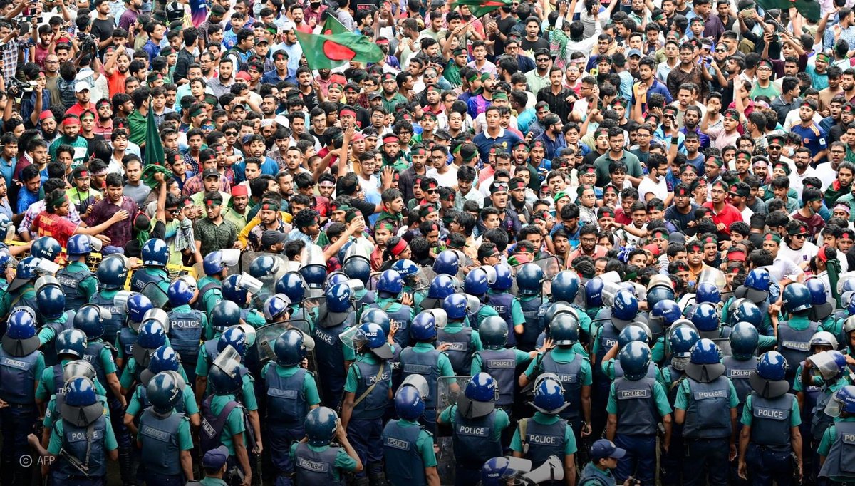 kapasiyagourav2's tweet photo. ⚠️ Bangladeshi special forces have just entered BRAC University in Dhaka, which has been blocked by students for several days 🇧🇩
#studentsareunderattack https://t.co/0idChSJPmq