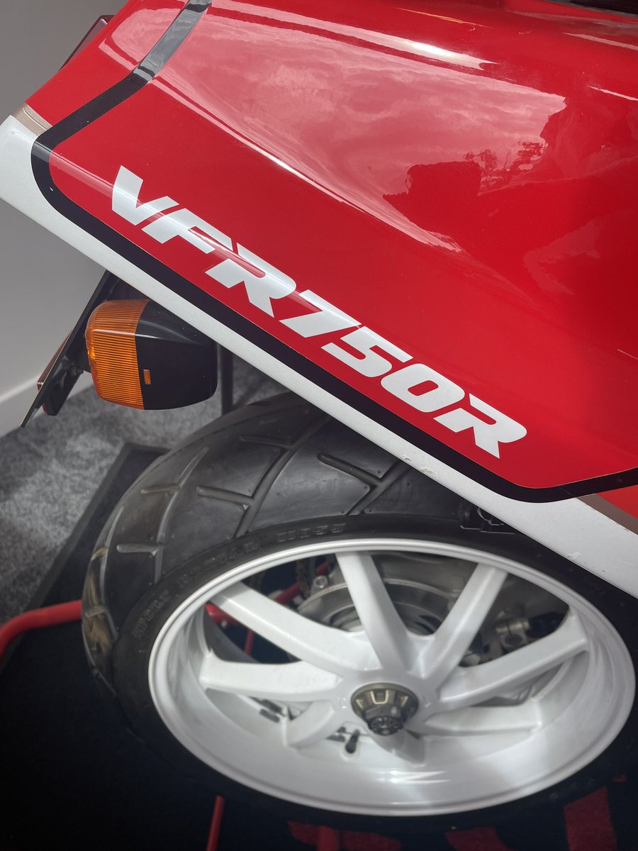 beckers1000's tweet image. Amazing detail on this cutaway Honda RC30 😍 #RC30 #VFR750R