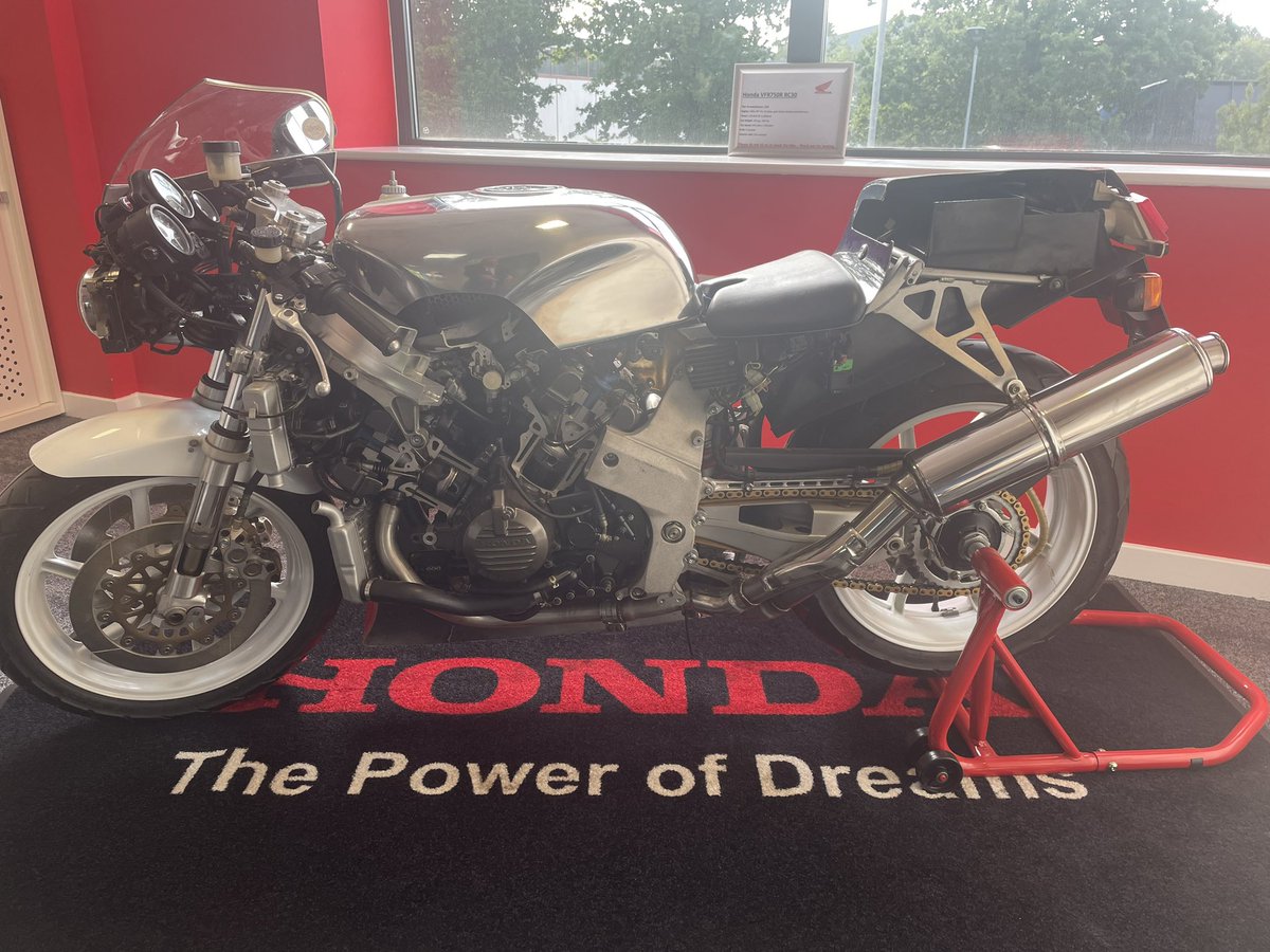 beckers1000's tweet image. Amazing detail on this cutaway Honda RC30 😍 #RC30 #VFR750R
