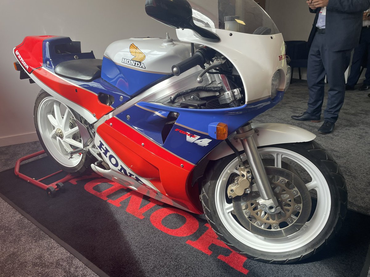 beckers1000's tweet image. Amazing detail on this cutaway Honda RC30 😍 #RC30 #VFR750R