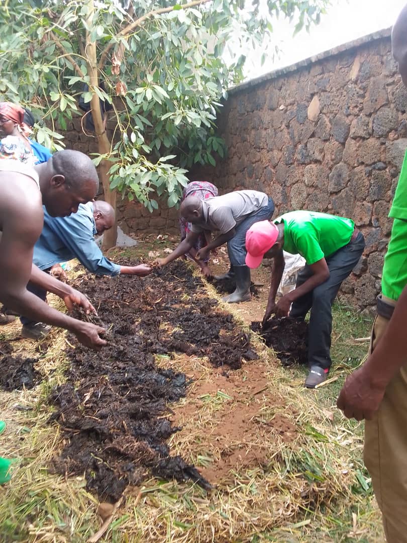 Compost making #knowledge dissemination and scaling up after several <a href="/AgriterraRwanda/">Agriterra Rwanda</a>, <a href="/Agripool_advice/">Agriterra Agripool</a> trainings , now is #farmer to #farmer learning locally.