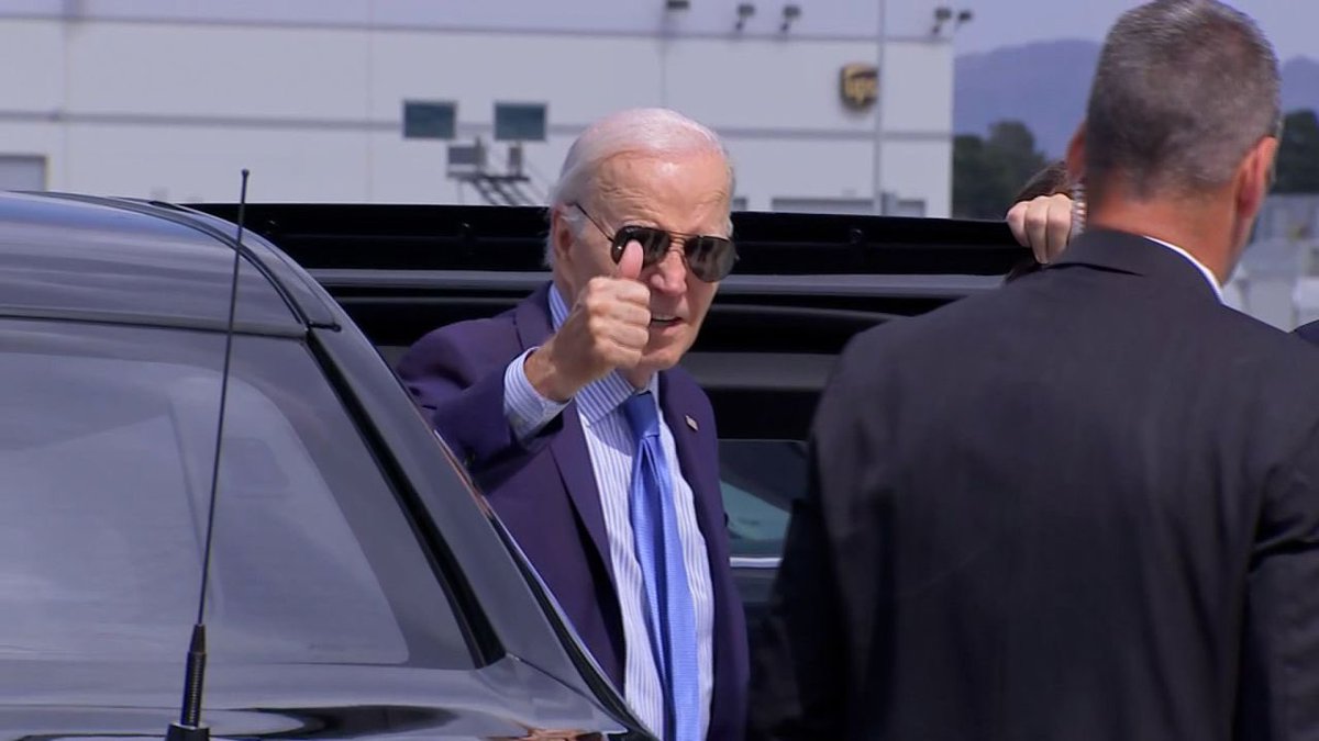 BiGGJonQuick's tweet photo. Reports say that Joe Biden has Covid. He criticized in the past about those that don’t wear masks. Why isn’t the President wearing a mask if he has Covid? 
He is seen around people, walking into and out of AF1 without a mask!
@FoxNews @CNN @NewsNation 

Photo Credit: CNN https://t.co/874bJLW57w