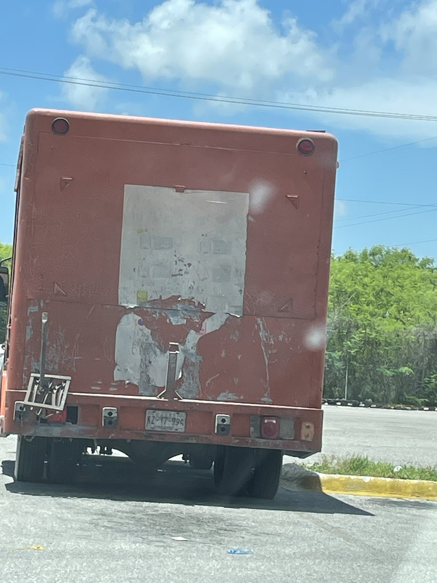 cintiux's tweet photo. @BonafontMexico El dia de hoy uno de sus choferes me hecho su camion. Yo estaba cruzando el paso peatonal de @TiendaSoriana de cancun(soriana Nichupte.) Cruce de la mano con mis hijas y mi carrito de compra pero al Sr. le importo un pepino. Le reclame y me insulto!!! R. H. https://t.co/nPnvGhybMq