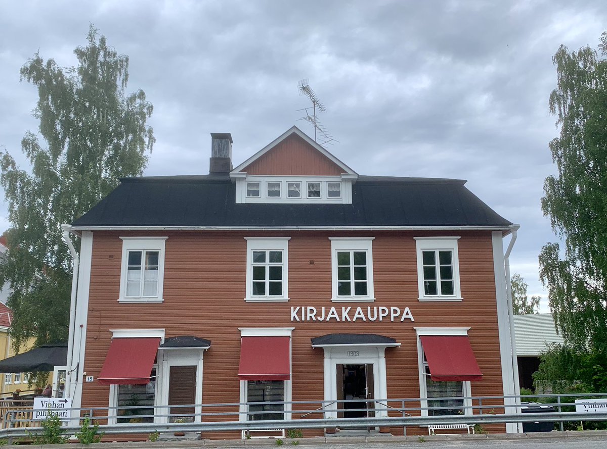 Pistäydyin kirjakaupassa. <a href="/v_vinhan/">Vinhan kirjakauppa</a> on mainio kohde ja ilmapiiri henkii sivistystä.

Peltihevon kerätessä voimia kävelin ja nautin kulttuuriympäristöstä. Sanoja leijui yhä ilmassa, historia eli.