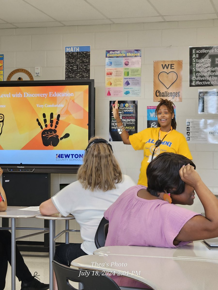 MsTheaTeachMath's tweet image. #T4THomecoming24 
#ReadySetTech
Passing Knowledge...