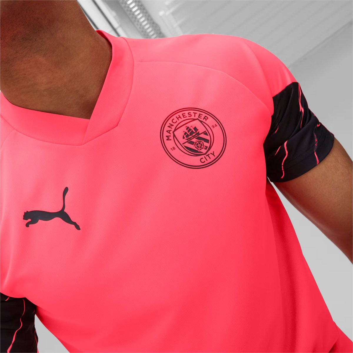 timedeofertas_'s tweet photo. Camisa Manchester city 

CAMISA TREINO MANCHESTER CITY FOOTBALL

De R$ 299,90 | Por R$ 88,14 No PIX 🔥
⁠ 🔖Utilize o Cupom: ACHEI30 ⁠

Link: https://t.co/bdK9UZ0QPu

Oferta na Loja Oficial da Puma https://t.co/PBg5eynTS8