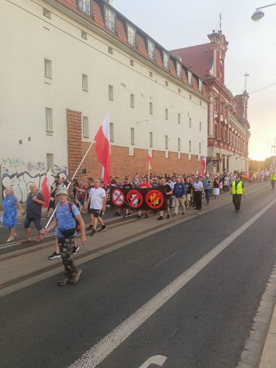 OWPOWPOWP's tweet photo. Wrocławski Marsz Wołyński w 81. rocznicę tzw. "Krwawej Niedzieli" liczył ok. 350-400 uczestników. Przypomniano, że nie o zemstę, lecz o pamięć i prawdę wołają ofiary. https://t.co/zFWGgCR0jU https://t.co/M05cOro4BY