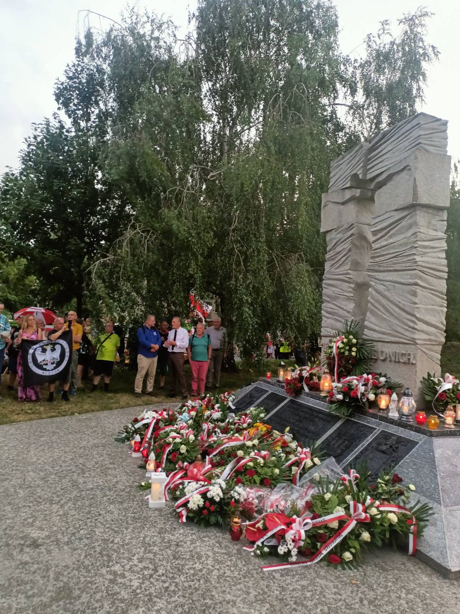 OWPOWPOWP's tweet photo. Wrocławski Marsz Wołyński w 81. rocznicę tzw. "Krwawej Niedzieli" liczył ok. 350-400 uczestników. Przypomniano, że nie o zemstę, lecz o pamięć i prawdę wołają ofiary. https://t.co/zFWGgCR0jU https://t.co/M05cOro4BY