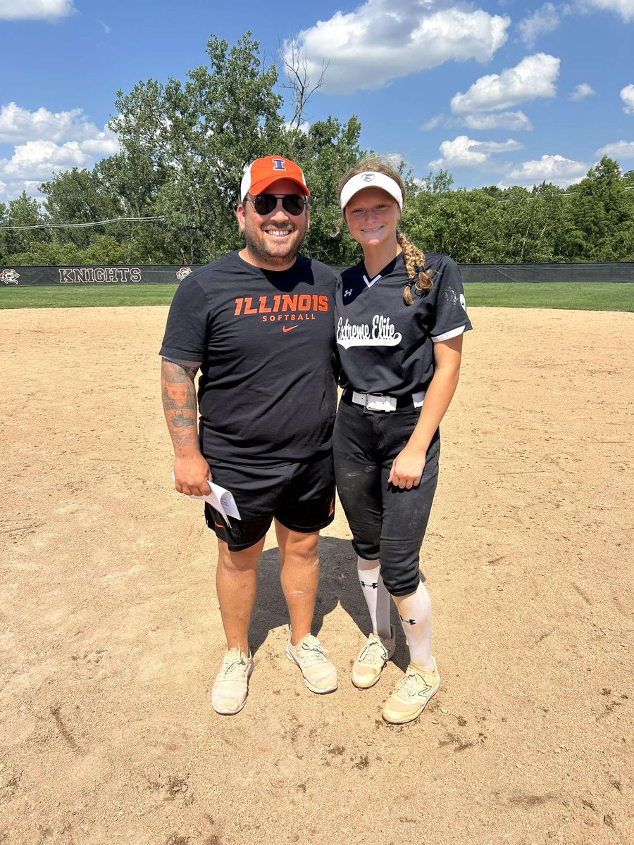 ReeseForsythe8's tweet photo. Thank you @IlliniSB for hosting this amazing camp!! Learned a lot in the outfield with @bgoler10 ! I enjoyed the positive feedback I got and what I need to work on! @lwwsoftball @Extreme16UCM https://t.co/cqpSGAkA2W