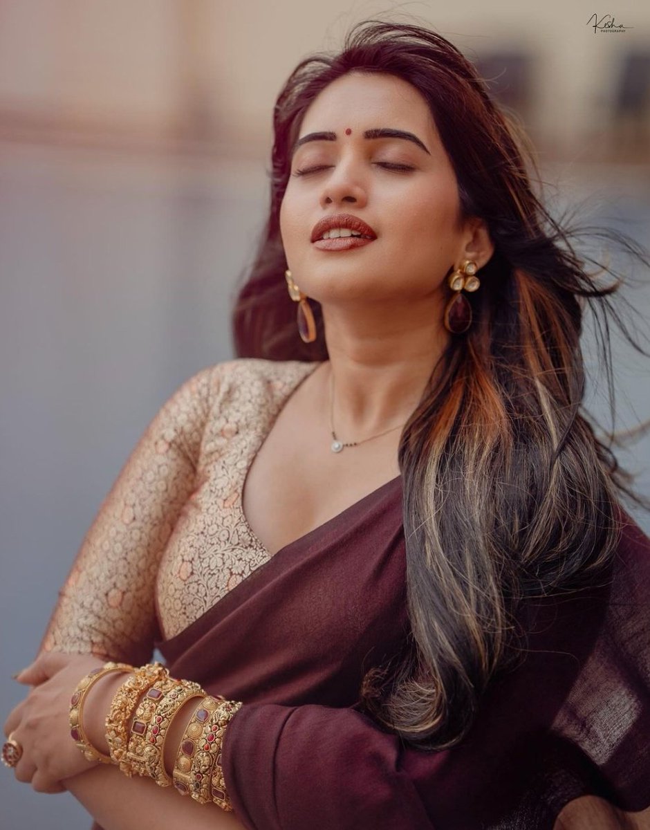 Incestraja3's tweet photo. you:avune Mari! akka pelli cheskuni dengesina daggarnunchi saraina puke dorakaledu..manchi Kasi ga unna time lo nuv ochi Anni chupinchesav..em cheymantav?
vadhina:intha ayyaka kuda em cheyalo chepthene chesthava?langa lepi thodala madhyalo mundu doora ra! ahh!motham jurri pettey! https://t.co/IGECJMQOXn