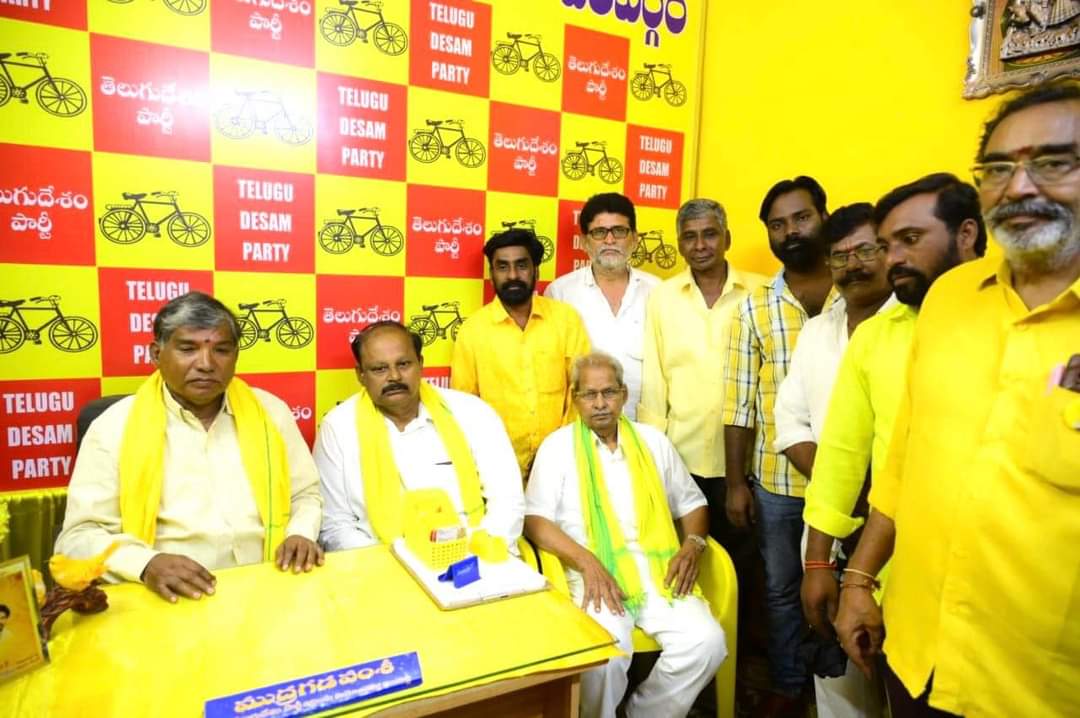 TDP_TG's tweet photo. ఖమ్మం:
తెలుగుదేశం పార్టీ జాతీయ ప్రధాన కార్యదర్శి, పోలిట్ బ్యూరో  సభ్యులు బక్కని నర్సింహులు గారి అధ్యక్షతన ”ఇల్లందు నియోజకవర్గ ” టీడీపీ కార్యాలయం ప్రారంభోత్సవం మరియు జెండా పండగ కార్యక్రమం నిర్వహించడం జరిగింది.
#TDPTelangana https://t.co/5r2xBdZwg1