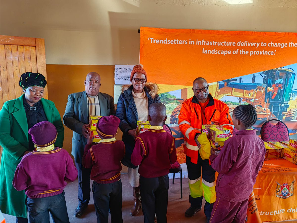 NC_drpw's tweet photo. HOD Dr. Johny MacKay, handed over school shoes to the principal of the Vlakfontein Primary School. Dr. MacKay inspired the learners to be committed and persevere in their schooling. 
#67minutes
#CombatPovertyAndInequality
#ItsInOurHands https://t.co/CkPF5kERyW