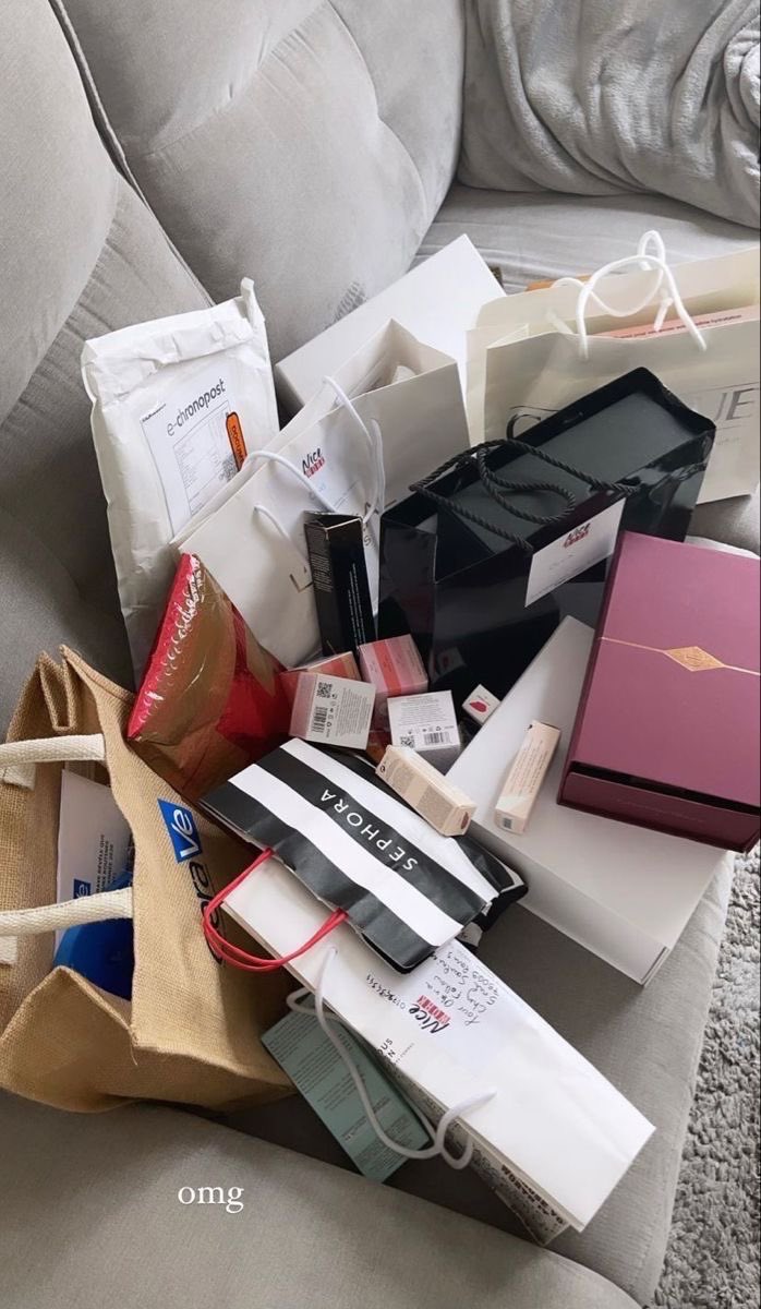 untitledallure's tweet photo. shopping is therapy 🛍️ https://t.co/0YiTypEjZT