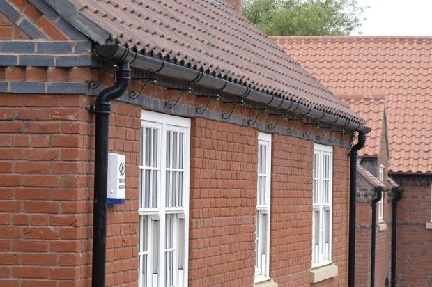 Roweaverdevelop's tweet image. Have you seen the advantages of having #CastIronGutters?
✔️ Amazing durability
✔️ Inherent strength 
✔️ Will last for at least 50 years with the correct maintenance and many more...
For more information, visit: buff.ly/35yPS9g 
#Guttering #Shrewsbury #Shropshire
