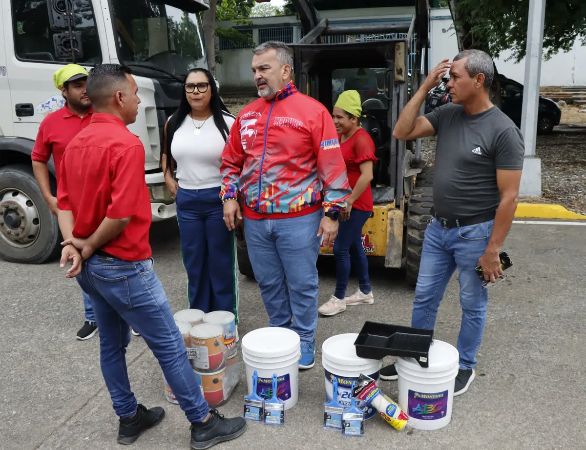 Hoy también hicimos entrega de pinturas para el embellecimiento de espacios en el liceo 5 de Diciembre a través de las Bricomiles, cumpliendo las orientaciones del presidente <a href="/NicolasMaduro/">Nicolás Maduro</a>

¡Seguimos trabajando!

#PáezProduceYCrece #VenezuelaObrera 
#1x10DelBuenGobierno