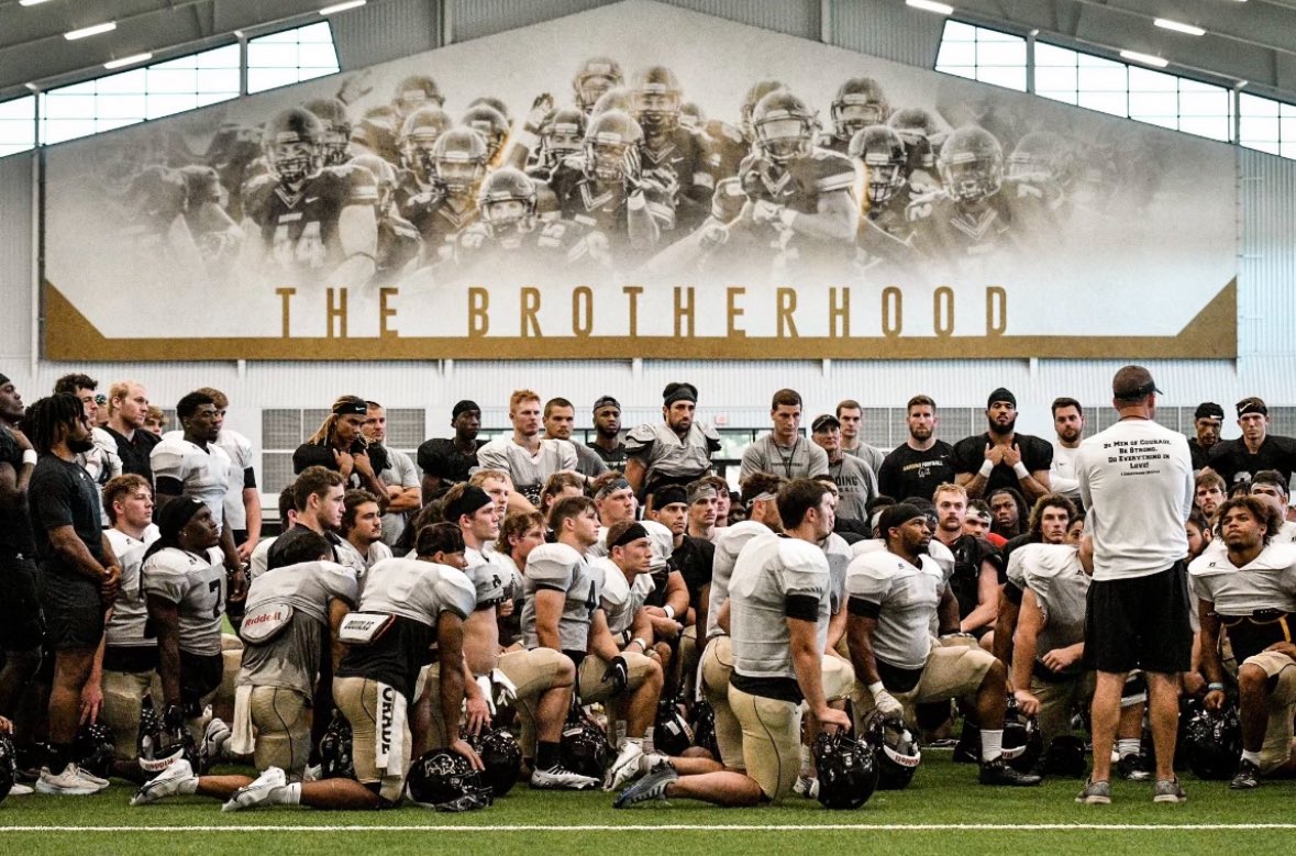 tatespray2025's tweet photo. First I would like to thank God, he has always guided me and blessed me and without him I wouldn’t be where I am at this time in my life. I have grown up loving the game of football. Thank you to my peewee coaches where I started in 3rd grade. Thank you especially to my parents, sisters, family, friends, Shaq- my trainer, and the Centerpoint coaching staff for being the biggest and best supporters that I could ever imagine having. I appreciate my teachers and administrators at Centerpoint for encouraging and guiding me in the direction I am headed today. Lastly I would like to thank all of the colleges that have showed their interest in me, especially the ones who have offered and believed in me. With all of this being said, I am blessed to be announcing that I have committed to Harding University to play football and continue my education. A special thanks to @PaulSimmonsHU, @KChism_, and @CoachBigHU for this opportunity and for pouring their all into me. I am looking forward to being a Harding Bison! #Brotherhood @Harding_FB