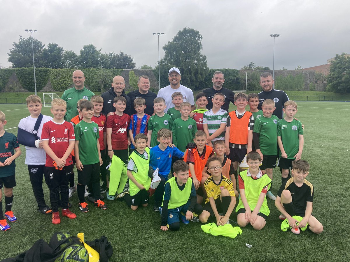 ChrisNICCY's tweet photo. Bumped into a @ManUtd legend today and #treblewinner @wearetheweemacs training tonight!! 🏆🏆🏆
Lovely to meet @WesBrown24 ⚽️⚽️ https://t.co/97ara2wOvN