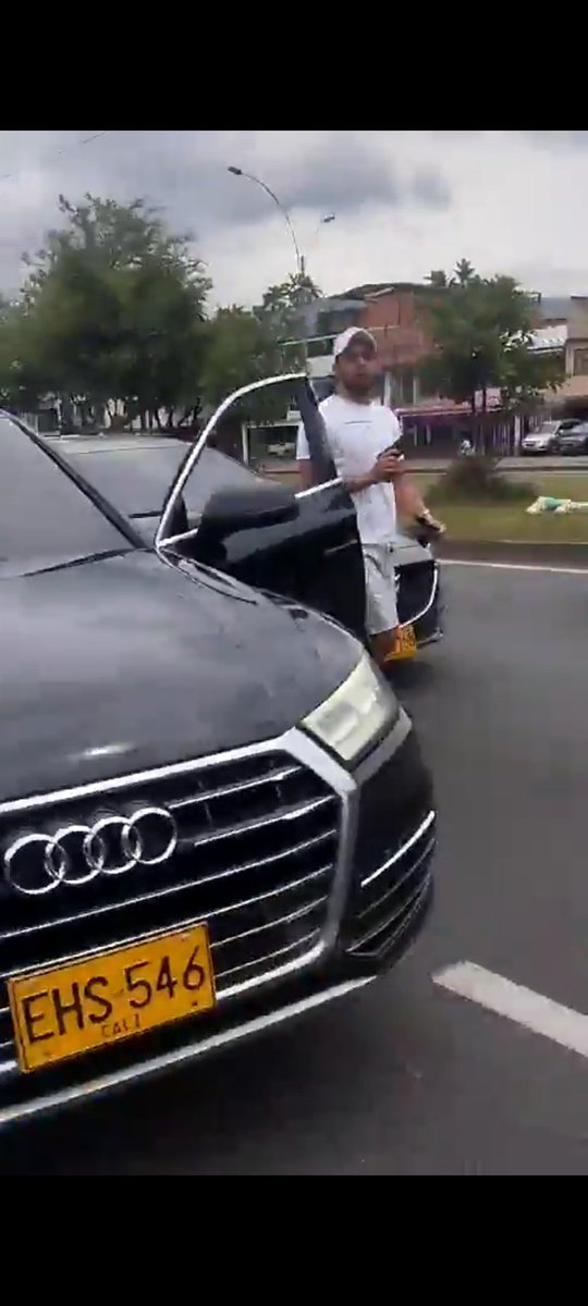 andrestrada11's tweet photo. @caliinforma Me uno, que denuncien a ese gallito bravo, que no se pierda su placa https://t.co/l9nOFn8HlF