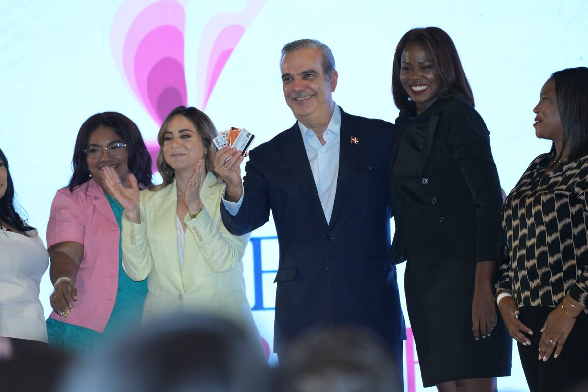 VictorCastro_RD's tweet photo. Emocionado de estar aquí en la entrega del Premio Mujer Supérate que fue encabezada por el presidente @LuisAbinader, por creer en la mujer dominicana, en su capacidad de generar bienestar familiar, social y económico a través de la educación y el emprendimiento. https://t.co/Y9Ec099XGx