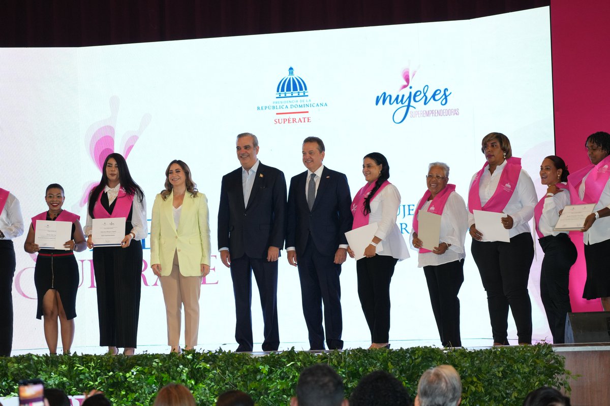 VictorCastro_RD's tweet photo. Emocionado de estar aquí en la entrega del Premio Mujer Supérate que fue encabezada por el presidente @LuisAbinader, por creer en la mujer dominicana, en su capacidad de generar bienestar familiar, social y económico a través de la educación y el emprendimiento. https://t.co/Y9Ec099XGx