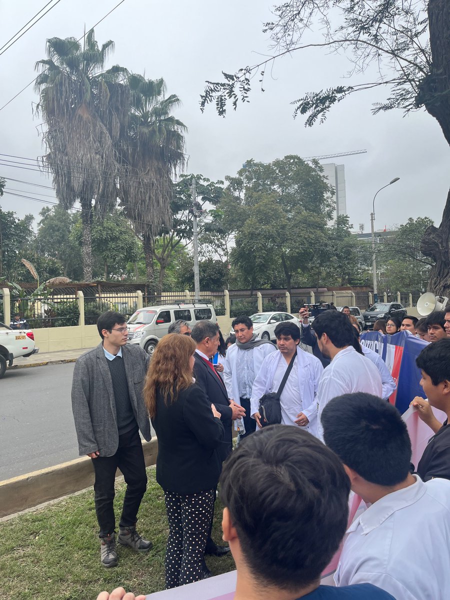 Caroline (@marussiah) on Twitter photo Los futuros serumistas rechazamos el decreto del <a href="/Minsa_Peru/">Ministerio de Salud</a> que señala la creación de un nuevo examen (cuando ya dimos y APROBAMOS el ENAM en diciembre) y a puertas del SERUMS en octubre.
#NoalaimprovisacionSERUMS
#DerogatoriaYA
#SERUMS2024 Los futuros serumistas rechazamos el decreto del <a href="/Minsa_Peru/">Ministerio de Salud</a> que señala la creación de un nuevo examen (cuando ya dimos y APROBAMOS el ENAM en diciembre) y a puertas del SERUMS en octubre.
#NoalaimprovisacionSERUMS
#DerogatoriaYA
#SERUMS2024