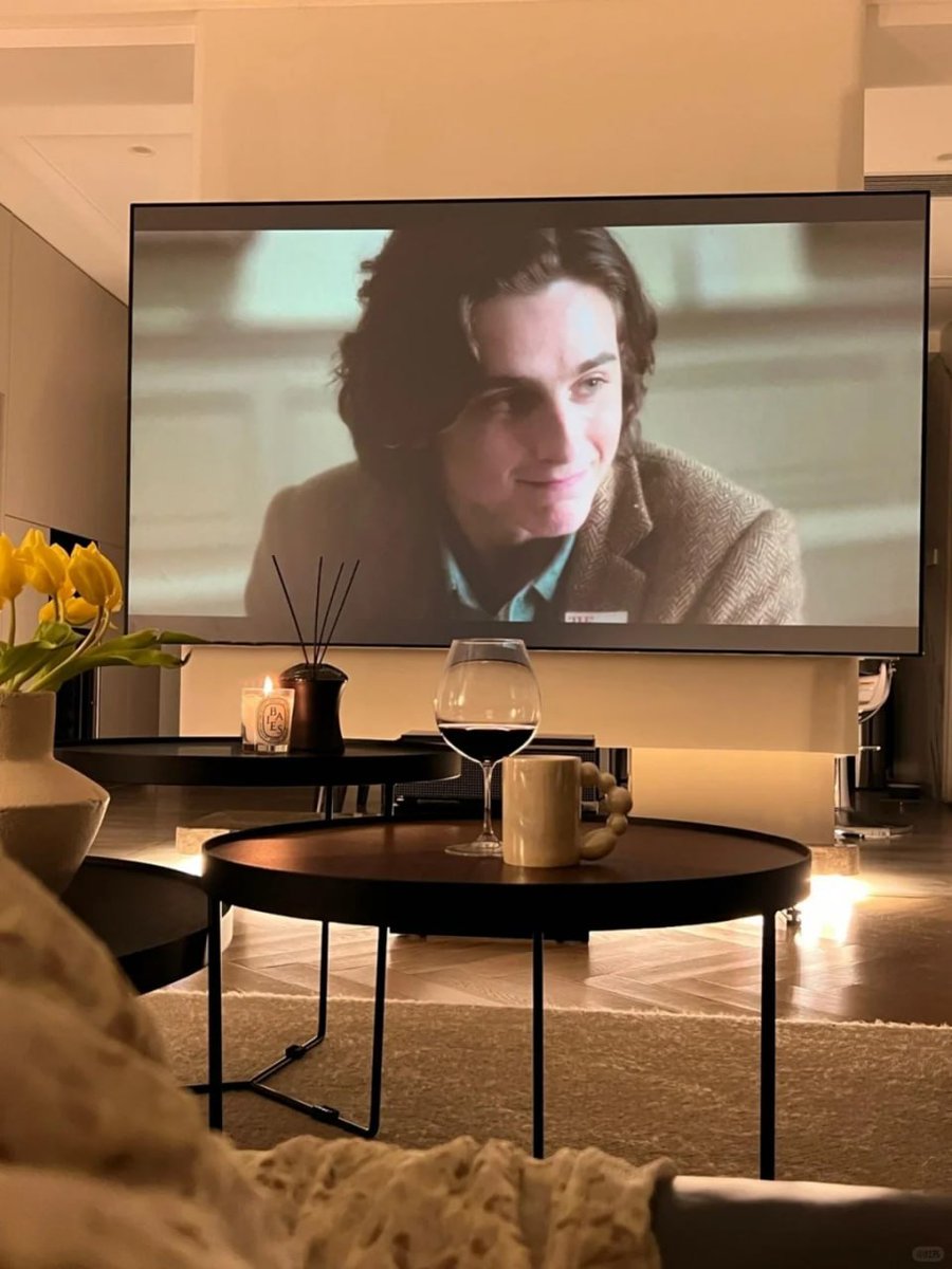 dhevy_ps's tweet photo. "Chilling out with my favorite shows"🎥🌃 https://t.co/vlLeMWhp4d