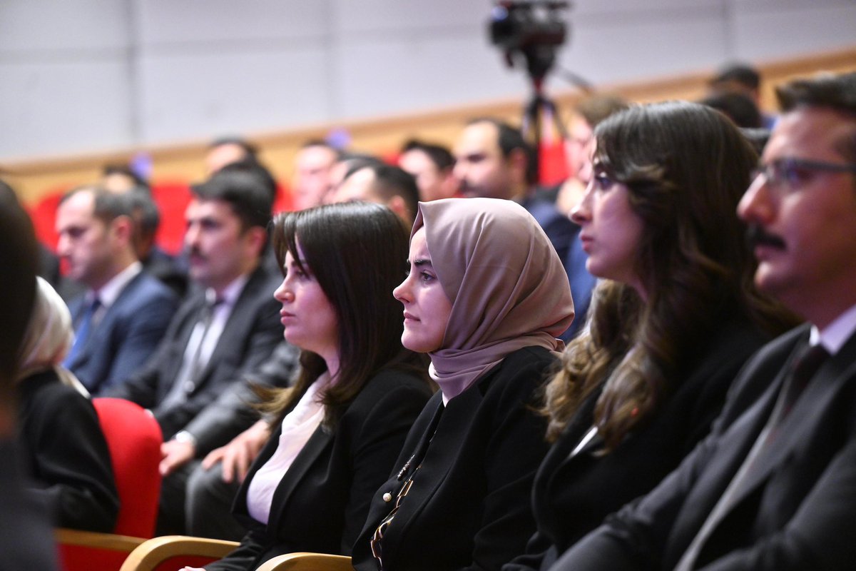 AliYerlikaya's tweet photo. 109.Dönem Kaymakamlık Kursu açılış programında 97 kaymakam adayımızla bir araya geldik.

Kıymetli kaymakam adaylarımız 2 ay boyunca: Mevzuattan, Cumhurbaşkanlığı Hükümet Sistemine; Terörle Mücadeleden, Sınır Güvenliğine; Göç Yönetiminden; Nüfus Hizmetlerine; Afet Yönetiminden, Sivil Toplumla İlişkilere kadar Devletimizin işleyişini içeren kritik konularda ülkemizin yetkin isimlerinden dersler alacaklar.

Devletin sahibi millettir. Yöneticiler kibir değil tevazu, enaniyet değil samimiyet, sertlik değil şefkat göstermelidir.
 
Unutmamamız gereken kadim hikmet şudur:

Devlet insan ile daim ve kaimdir.
Binlerce yıllık devlet geleneğimiz şifresi; Milletimizle hemhal olabilmektir.

Eğitimleriniz şimdiden hayırlı olsun.

#TürkiyeninHuzuru🇹🇷