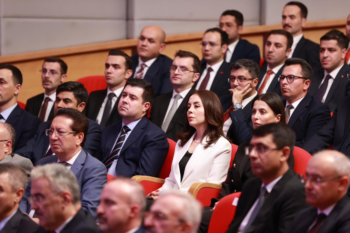 AliYerlikaya's tweet photo. 109.Dönem Kaymakamlık Kursu açılış programında 97 kaymakam adayımızla bir araya geldik.

Kıymetli kaymakam adaylarımız 2 ay boyunca: Mevzuattan, Cumhurbaşkanlığı Hükümet Sistemine; Terörle Mücadeleden, Sınır Güvenliğine; Göç Yönetiminden; Nüfus Hizmetlerine; Afet Yönetiminden, Sivil Toplumla İlişkilere kadar Devletimizin işleyişini içeren kritik konularda ülkemizin yetkin isimlerinden dersler alacaklar.

Devletin sahibi millettir. Yöneticiler kibir değil tevazu, enaniyet değil samimiyet, sertlik değil şefkat göstermelidir.
 
Unutmamamız gereken kadim hikmet şudur:

Devlet insan ile daim ve kaimdir.
Binlerce yıllık devlet geleneğimiz şifresi; Milletimizle hemhal olabilmektir.

Eğitimleriniz şimdiden hayırlı olsun.

#TürkiyeninHuzuru🇹🇷