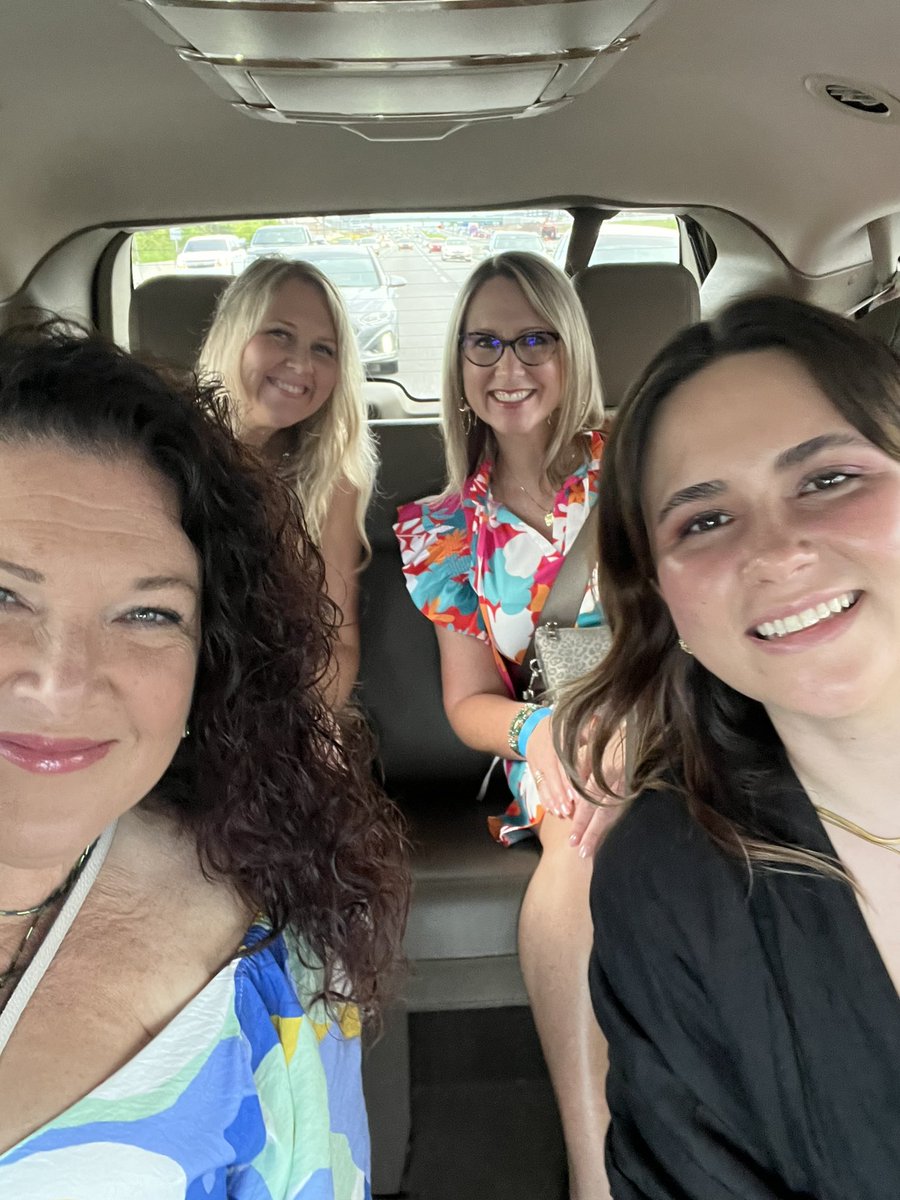 LisaC_Bb's tweet photo. It is such a blessing to work with people who are first and foremost, your friends. 💛💚💙 #poweroftogether #AT24 https://t.co/MxpknfkSjL