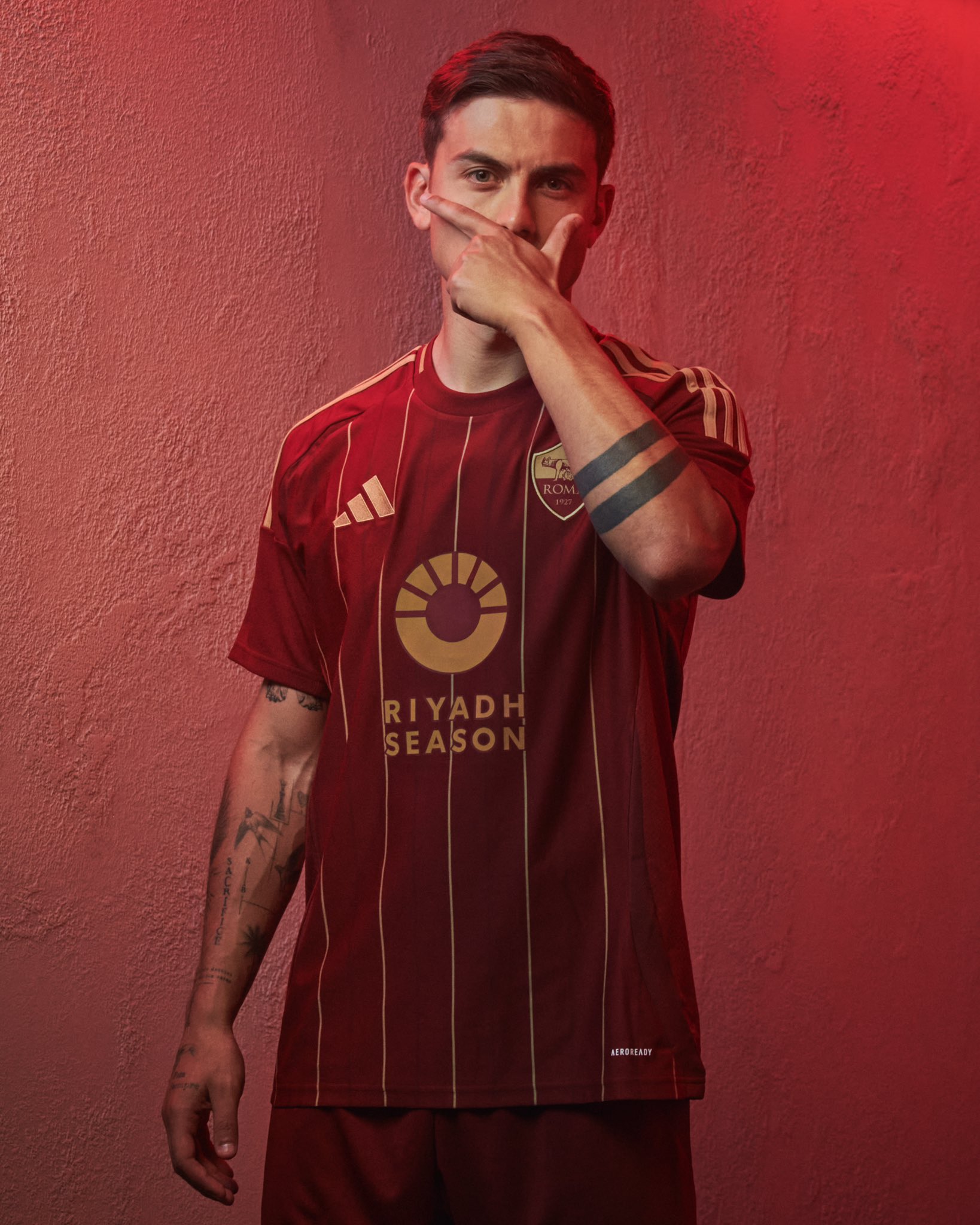 Alejandro Montes on X: "La AS Roma presentó su camiseta de local para la temporada 2024-2025. 🐺 La Loba no decepciona con su jersey para la próxima temporada 👌. https://t.co/XhZMYs4YUD" / X