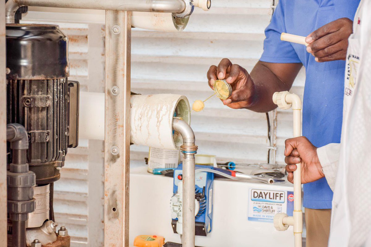 KilifiCountyGov's tweet photo. Tungependa kuhakikishia umma kwamba, mashine zetu za kusafisha figo ( Dialysis Machines) zilizopo katika Hospitali kuu ya Malindi na Kilifi mtawalia, kwa sasa zinafanya kazi kikamilifu.

Awali, mashine moja iliyoko katika Hospitali kuu ya mjini Malindi ilikumbwa na hitilafu za kimitambo-Hii ni kutokana na utumizi wake wa saa 24 kwa kipindi cha muda mrefu. Hata hivyo, wataalam wetu walifanikiwa kuikarabati kwa haraka zaidi na kuirudisha katika hali yake ya kawaida.

Tayari tulikuwa na mpango wa kuongeza mashini hizi ili kuboresha utoaji wa huduma zake na katika kipindi cha miezi miwili ijayo, tutakuwa tumenunua jumla ya mashine 10 mpya ambazo zitasambazwa katika Hospitali zetu kuu.

Serikali ya Mstahiki Gavana Gideon Maitha Mung'aro imejitolea kwa hali na mali kuhakikisha wakazi wa Kilifi wanapata huduma bora za afya kwa wakati ufaao na tutazidi kujali maslahi ya afya yenu.