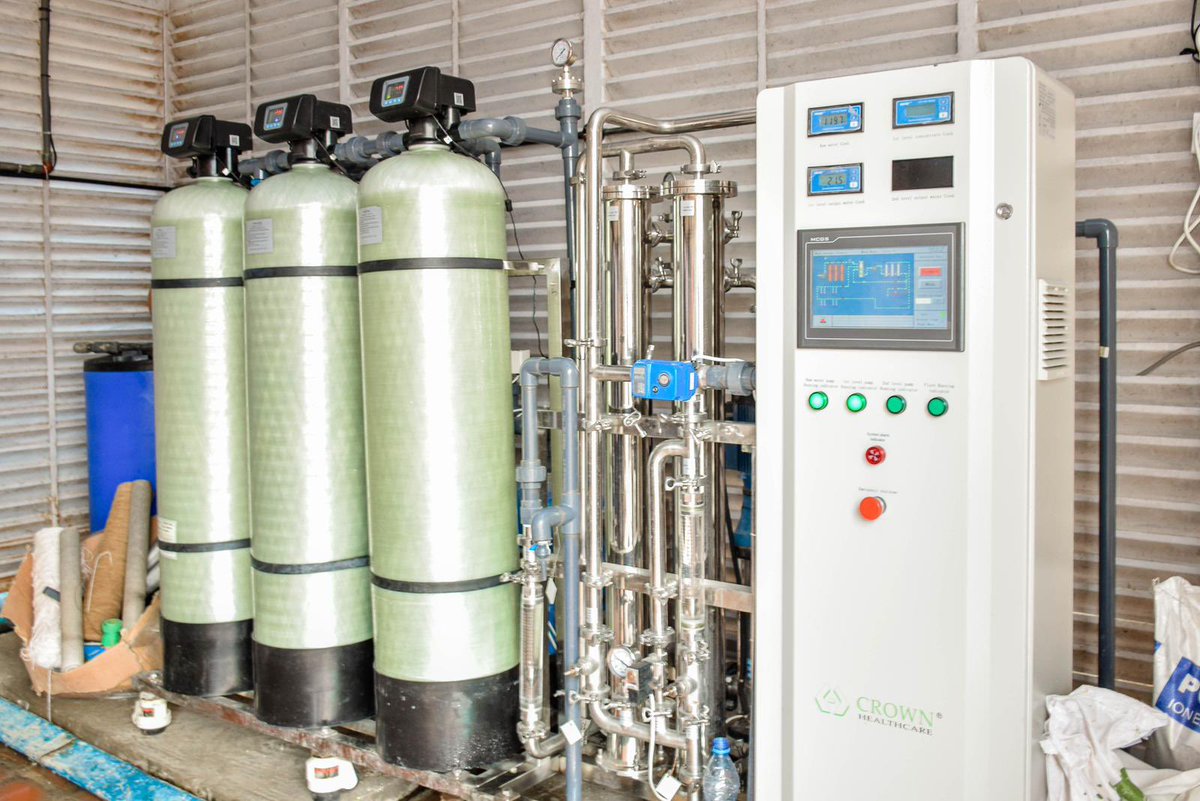 KilifiCountyGov's tweet photo. Tungependa kuhakikishia umma kwamba, mashine zetu za kusafisha figo ( Dialysis Machines) zilizopo katika Hospitali kuu ya Malindi na Kilifi mtawalia, kwa sasa zinafanya kazi kikamilifu.

Awali, mashine moja iliyoko katika Hospitali kuu ya mjini Malindi ilikumbwa na hitilafu za kimitambo-Hii ni kutokana na utumizi wake wa saa 24 kwa kipindi cha muda mrefu. Hata hivyo, wataalam wetu walifanikiwa kuikarabati kwa haraka zaidi na kuirudisha katika hali yake ya kawaida.

Tayari tulikuwa na mpango wa kuongeza mashini hizi ili kuboresha utoaji wa huduma zake na katika kipindi cha miezi miwili ijayo, tutakuwa tumenunua jumla ya mashine 10 mpya ambazo zitasambazwa katika Hospitali zetu kuu.

Serikali ya Mstahiki Gavana Gideon Maitha Mung'aro imejitolea kwa hali na mali kuhakikisha wakazi wa Kilifi wanapata huduma bora za afya kwa wakati ufaao na tutazidi kujali maslahi ya afya yenu.