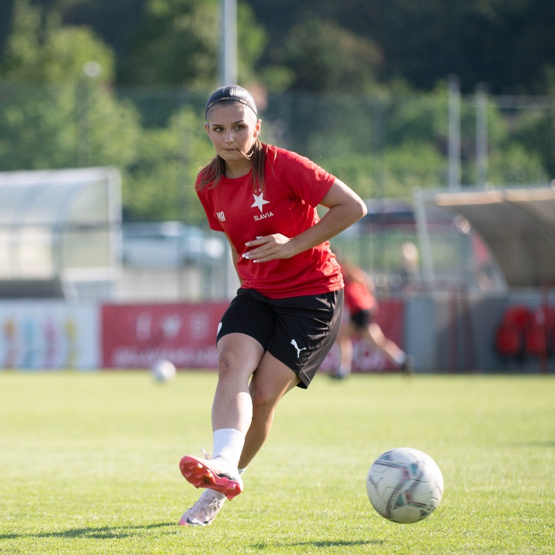 slaviamladez's tweet photo. 🔴⚪ Přípravu na novou sezonu zahájily už také dívky z #SKSWU18.

Slávistky se poprvé sešly v pondělí pod nový hlavním trenérem Petrem Mathauserem. Realizační tým doplnila také Simona Necidová, coby asistentka trenéra.

Co čeká #SKSWU18 v přípravě a jaký je kádr? 👇