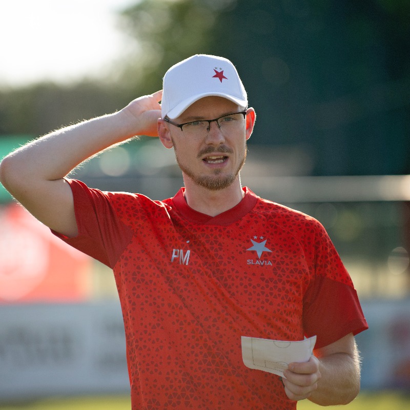 slaviamladez's tweet photo. 🔴⚪ Přípravu na novou sezonu zahájily už také dívky z #SKSWU18.

Slávistky se poprvé sešly v pondělí pod nový hlavním trenérem Petrem Mathauserem. Realizační tým doplnila také Simona Necidová, coby asistentka trenéra.

Co čeká #SKSWU18 v přípravě a jaký je kádr? 👇