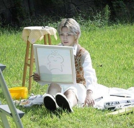 Ёсан
Он здесь чтобы плести венки из одуванчиков и создавать атмосферу. И чтобы отгонять мух от овощей и комаров от уснувшего Хонджуна. Следит чтобы Сан и Юнхо не утопились в речке