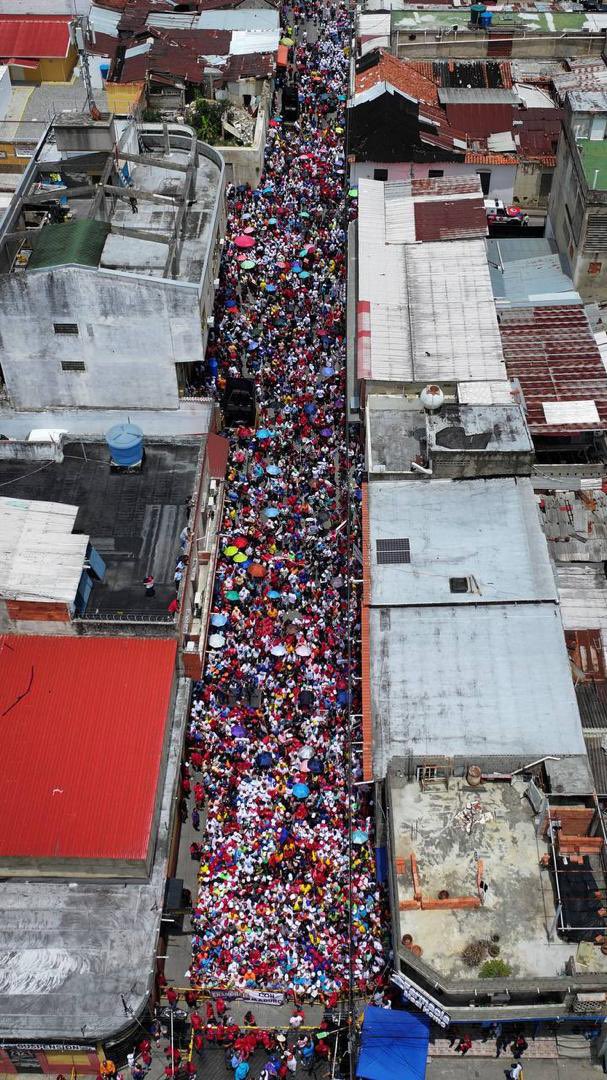 José David Cabello R (@jdavidcabello) on Twitter photo ¡Voy a mi Gallo Pinto!
La alegría del pueblo desbordó #Valera. Aquí la gente va al mío también, el candidato de la Patria <a href="/NicolasMaduro/">Nicolás Maduro</a>
#LaEsperanzaEstáEnLaCalle ¡Voy a mi Gallo Pinto!
La alegría del pueblo desbordó #Valera. Aquí la gente va al mío también, el candidato de la Patria <a href="/NicolasMaduro/">Nicolás Maduro</a>
#LaEsperanzaEstáEnLaCalle