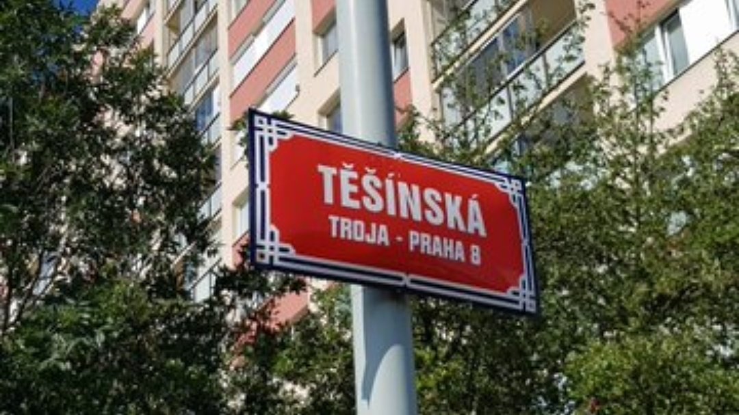 Fana43124688's tweet photo. SZL: Praga-#Bohnice to plac ślōnskich ulic. Chciałoby sie wierzić, iże je to skuli pamiyńci ô wiecznych historycznych prawach czeskij korōny do Ślōnska, ale nojpewnij chodzi ô braterstwo z czasōw #ČSSR.
#Czechy #Praga #Śląsk
#Česko #Slezsko #Praha
1/2 https://t.co/JydSOOUh2z