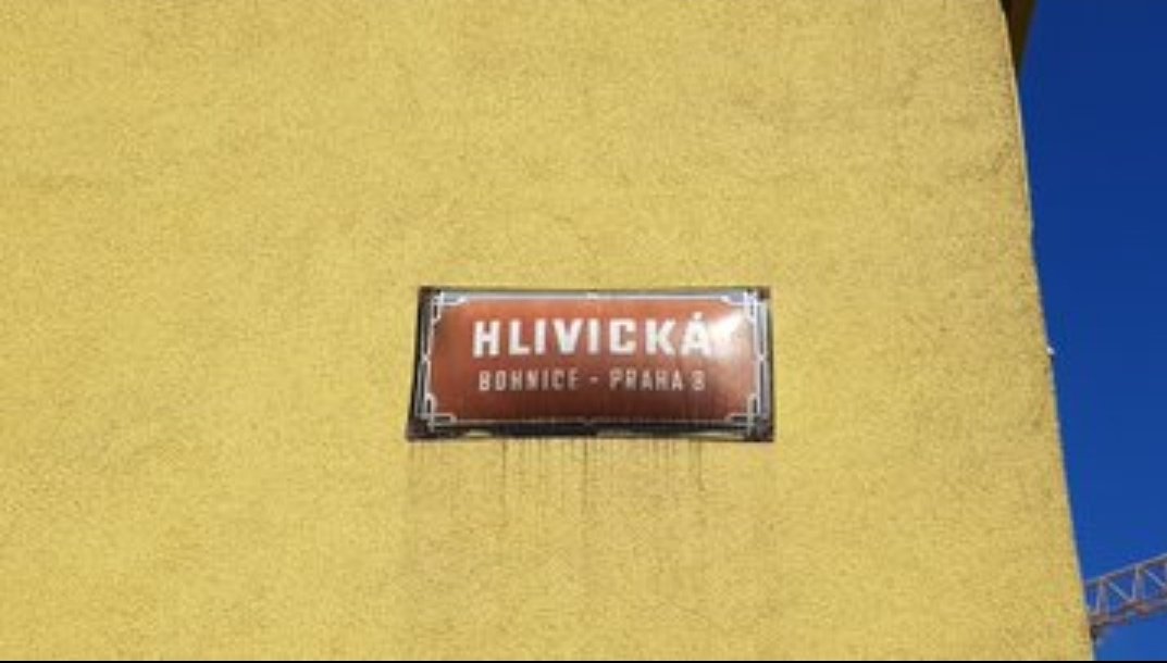 Fana43124688's tweet photo. SZL: Praga-#Bohnice to plac ślōnskich ulic. Chciałoby sie wierzić, iże je to skuli pamiyńci ô wiecznych historycznych prawach czeskij korōny do Ślōnska, ale nojpewnij chodzi ô braterstwo z czasōw #ČSSR.
#Czechy #Praga #Śląsk
#Česko #Slezsko #Praha
1/2 https://t.co/JydSOOUh2z