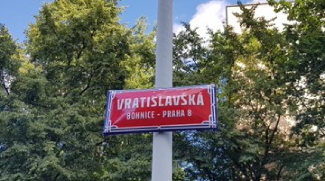Fana43124688's tweet photo. SZL: Praga-#Bohnice to plac ślōnskich ulic. Chciałoby sie wierzić, iże je to skuli pamiyńci ô wiecznych historycznych prawach czeskij korōny do Ślōnska, ale nojpewnij chodzi ô braterstwo z czasōw #ČSSR.
#Czechy #Praga #Śląsk
#Česko #Slezsko #Praha
1/2 https://t.co/JydSOOUh2z