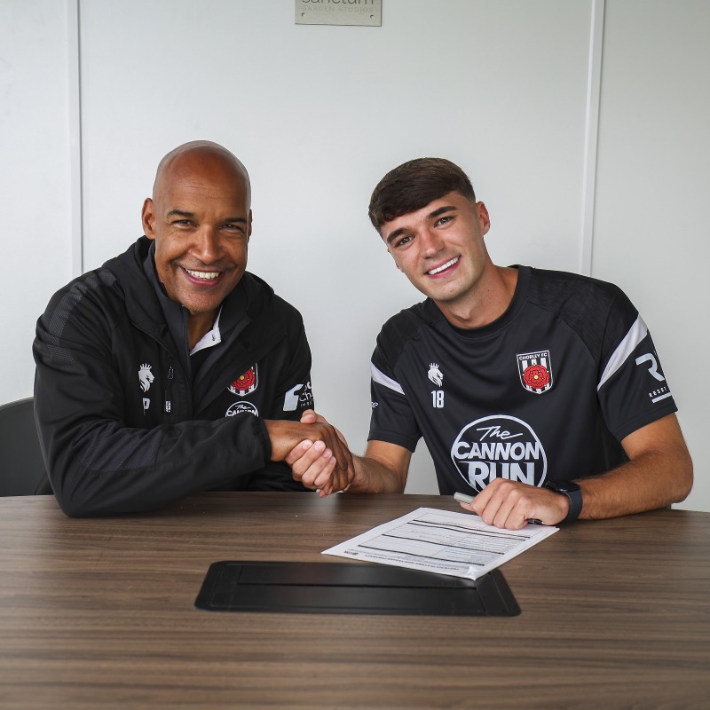 chorleyfc's tweet photo. Earlier today, @Pete_Tscherewik caught up with @SamBird8_ after he signed for the Magpies last week! (subject to international clearance). 

📸 @dia_images