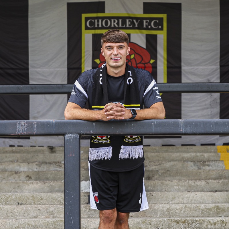 chorleyfc's tweet photo. Earlier today, @Pete_Tscherewik caught up with @SamBird8_ after he signed for the Magpies last week! (subject to international clearance). 

📸 @dia_images
