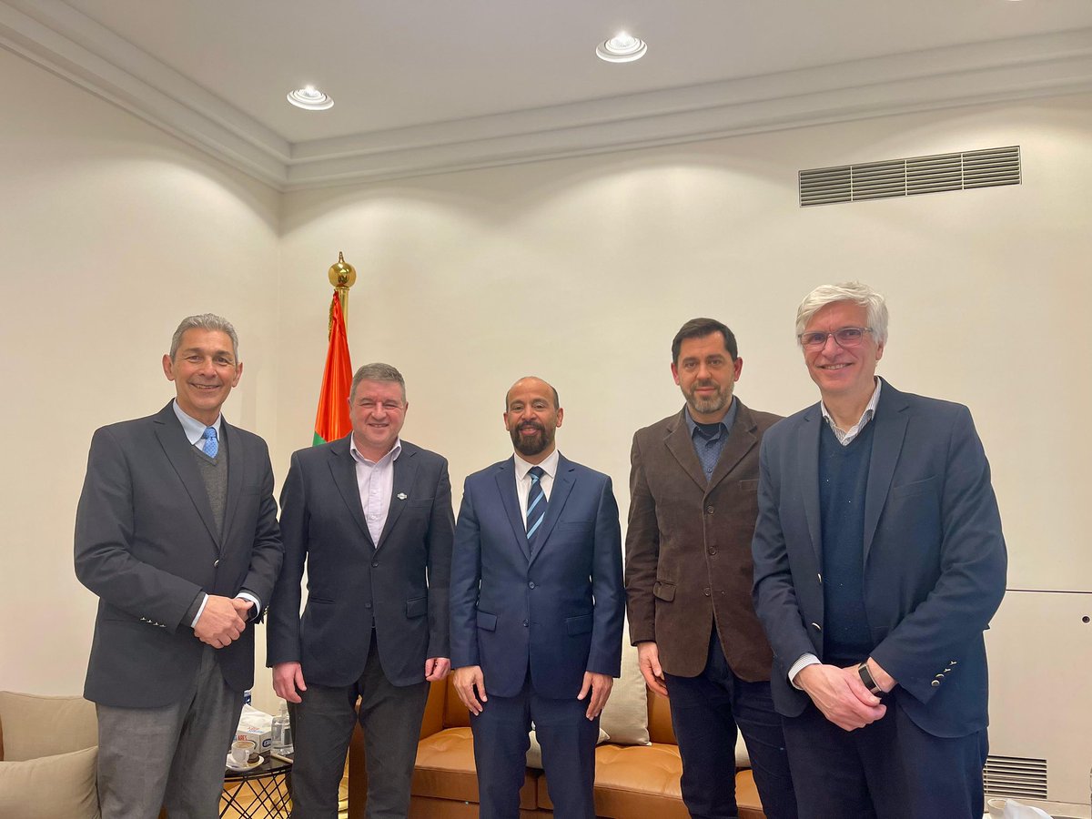🇦🇷 y 🇦🇪. 🌍
S. E. Saeed Al Qemzi, Embajador de los Emiratos Árabes Unidos en Argentina, recibió a las autoridades de la Comisión Nacional de Actividades Espaciales <a href="/CONAE_Oficial/">CONAE</a>, encabezada por el Director Ejecutivo y Técnico S. E. Raúl Kulichevsky, <a href="/RKulichevsky/">Raúl Kulichevsky</a> y a los