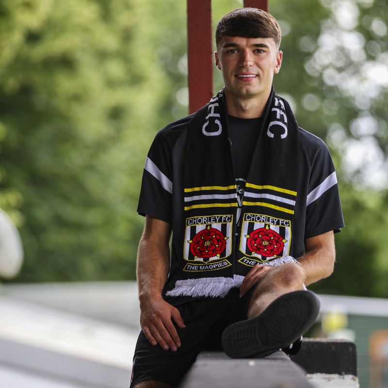 chorleyfc's tweet photo. Earlier today, @Pete_Tscherewik caught up with @SamBird8_ after he signed for the Magpies last week! (subject to international clearance). 

📸 @dia_images