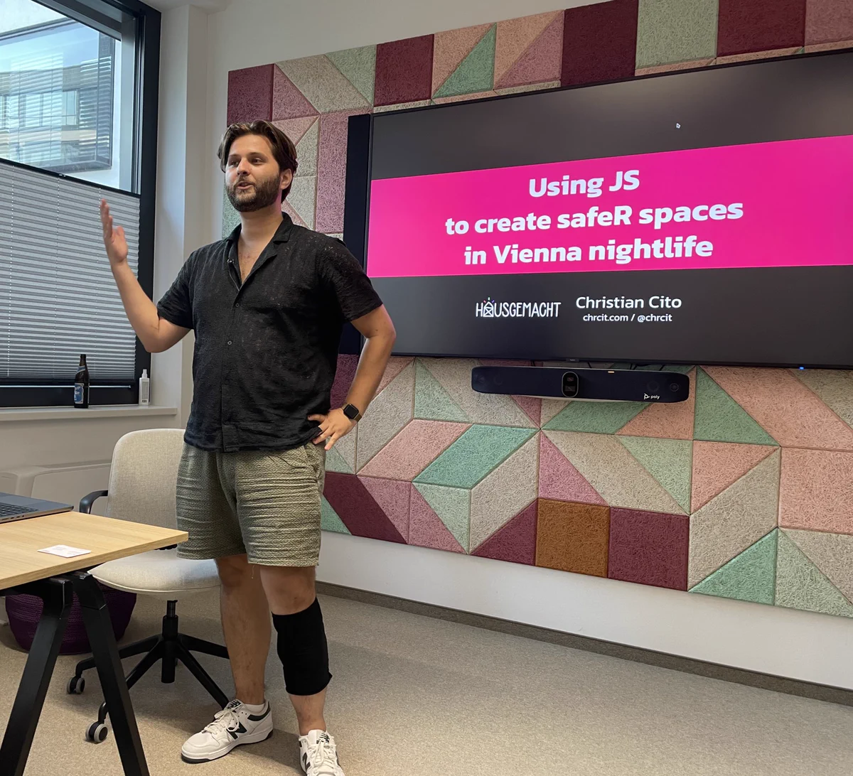 Christian on stage with the slide “using JS to create safeR spaces in Vienna nightlife”