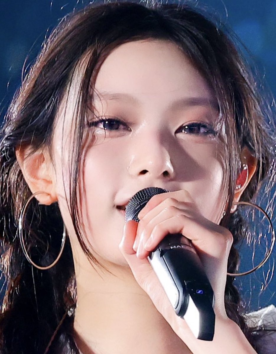 haerinskumu's tweet image. The way she tried to hold back her tears :(